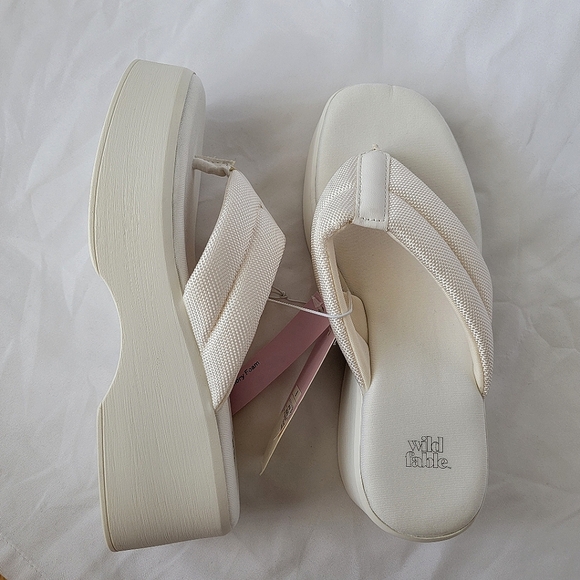 Wild Fable Angela Platform Flip Flop Sandals | White - Picture 1 of 8